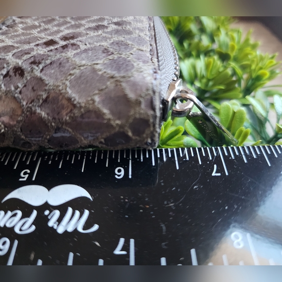 EUC Michael Kors grey snake print wristlet - Picture 12 of 13